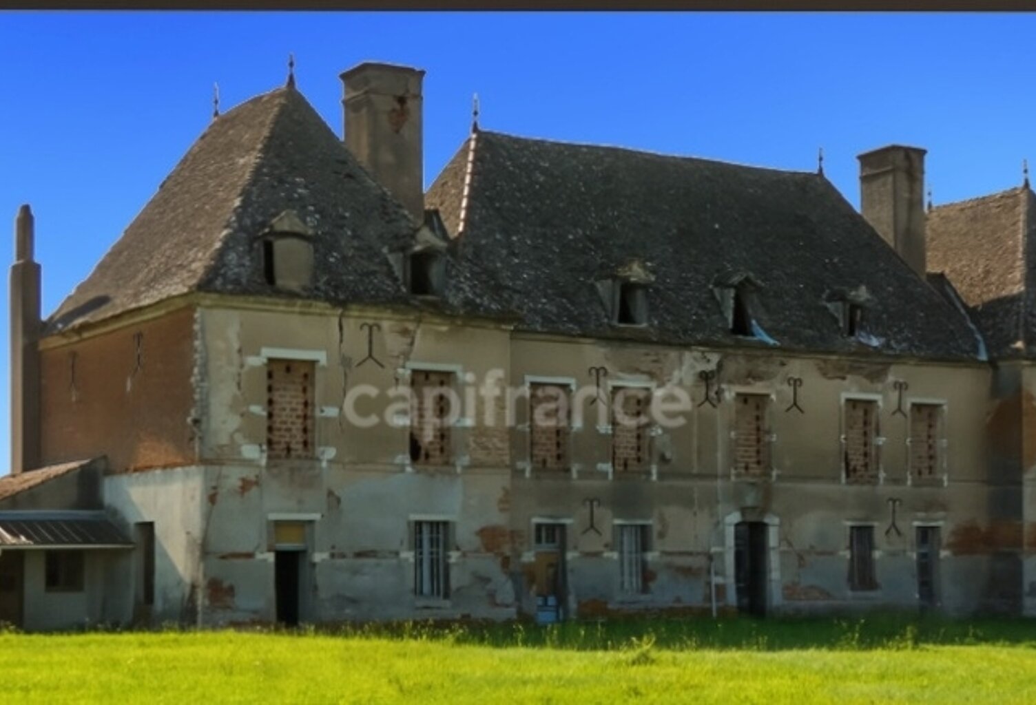 Château du XVIe Siècle au coeur de la Bourgogne à Restaurer - Idéal pour Investisseurs — photo 1