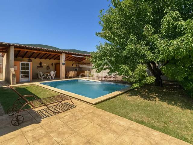 Maison individuelle T5 avec jardin, garage et piscine — photo du bien