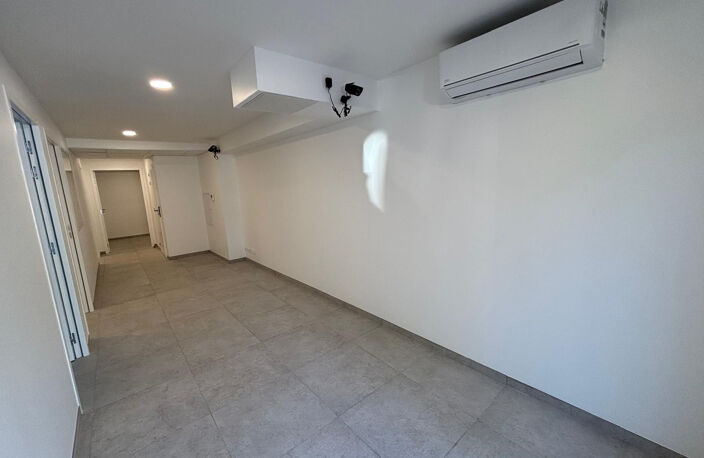 Local professionnel climatisé 79,72 m2 entièrement rénové — photo 3