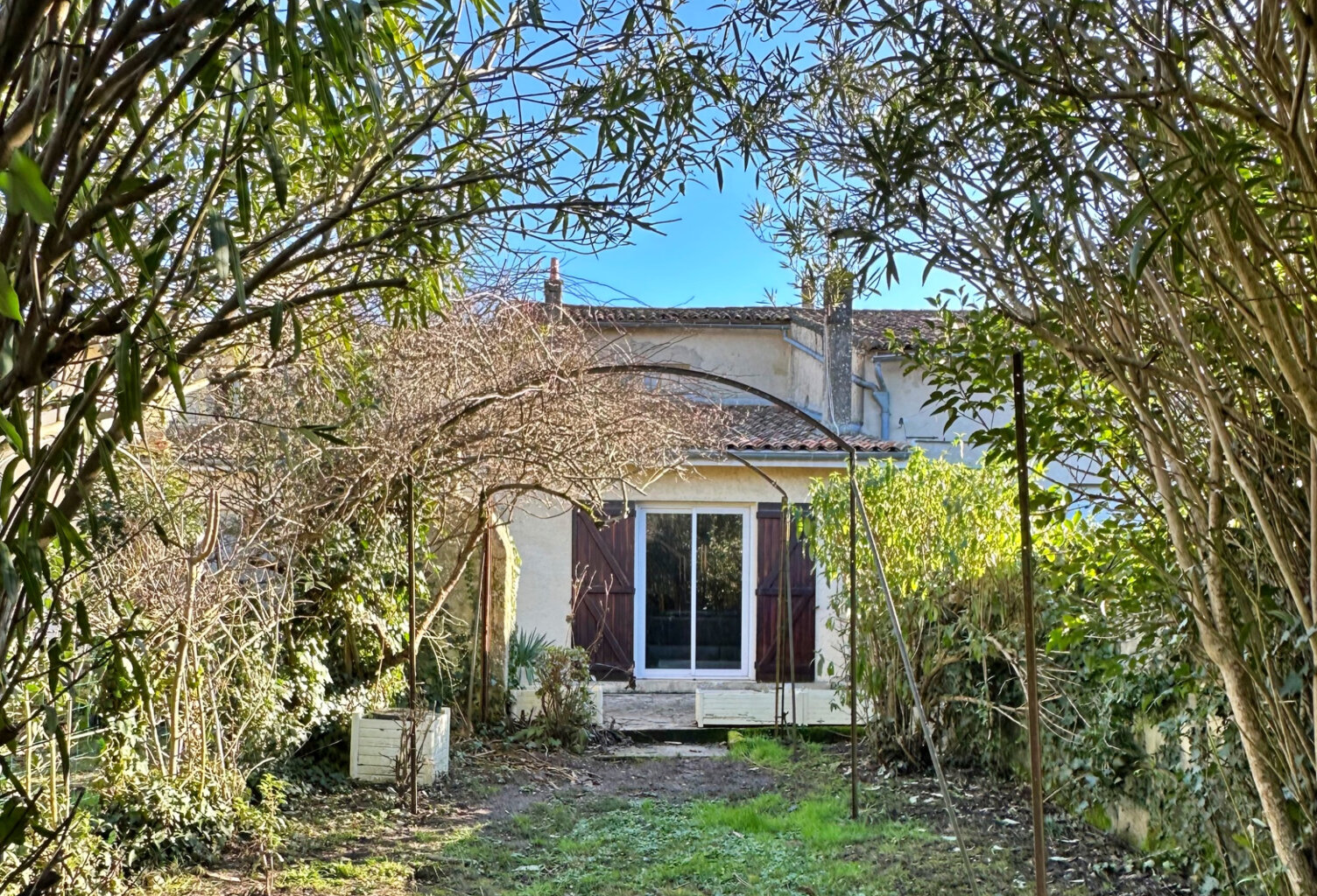 MAISON DE VILLAGE À RÉNOVER - 2CHS + BUR. - JARDIN — photo 1