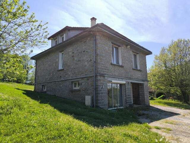 Maison en pierre de 5 pièces principales — photo du bien