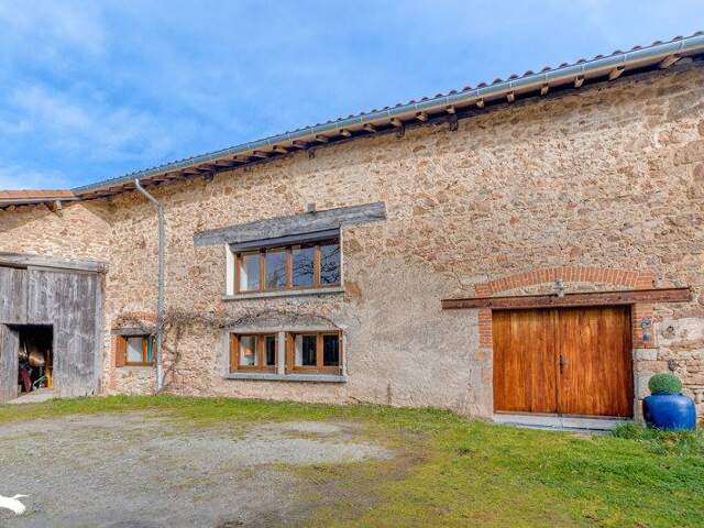 Maison en pierre de 8 pièces principales — photo du bien
