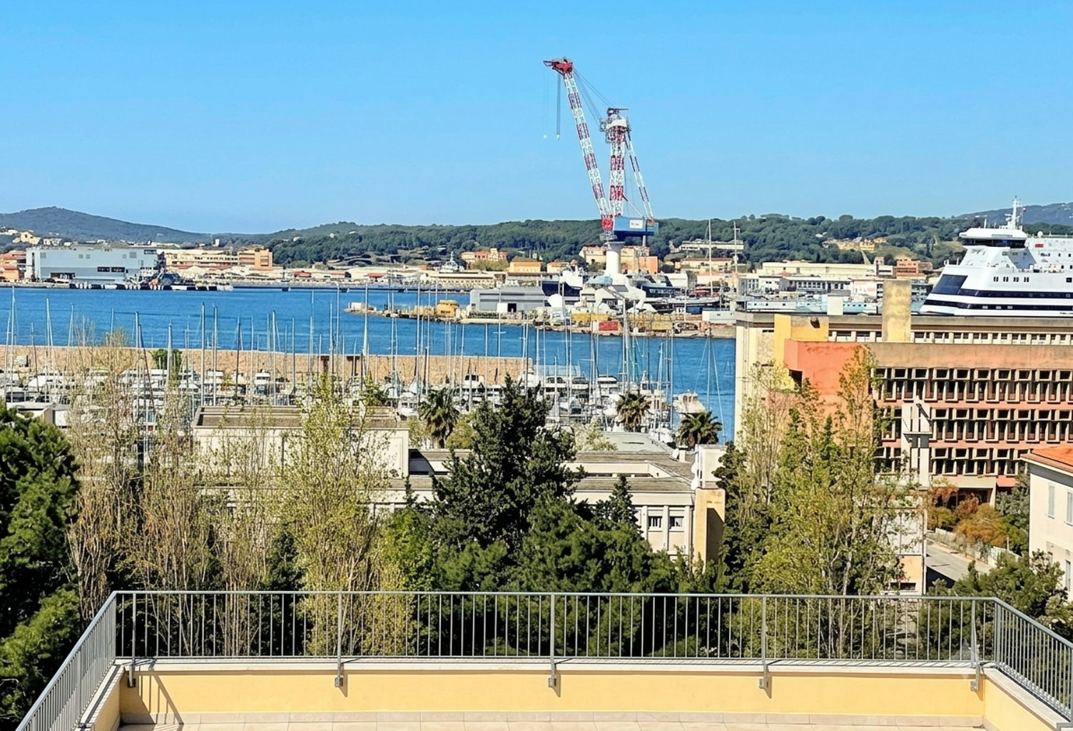 M2281 - TOULON - Mourillon - Appartement T3 - Balcon - Vue mer — photo 1
