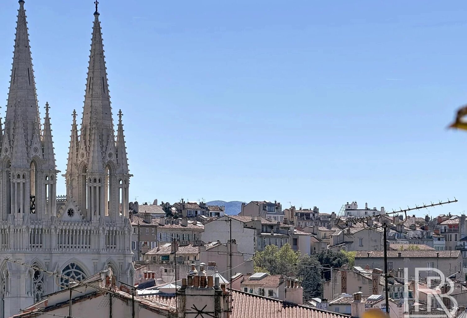 À vendre – Dernier étage avec terrasse vue Église des Réformés – — photo 1