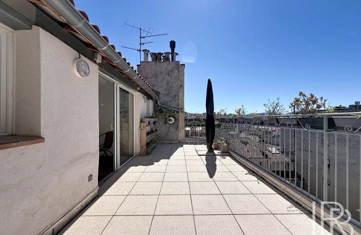 À vendre – Dernier étage avec terrasse vue Église des Réformés – — photo 2