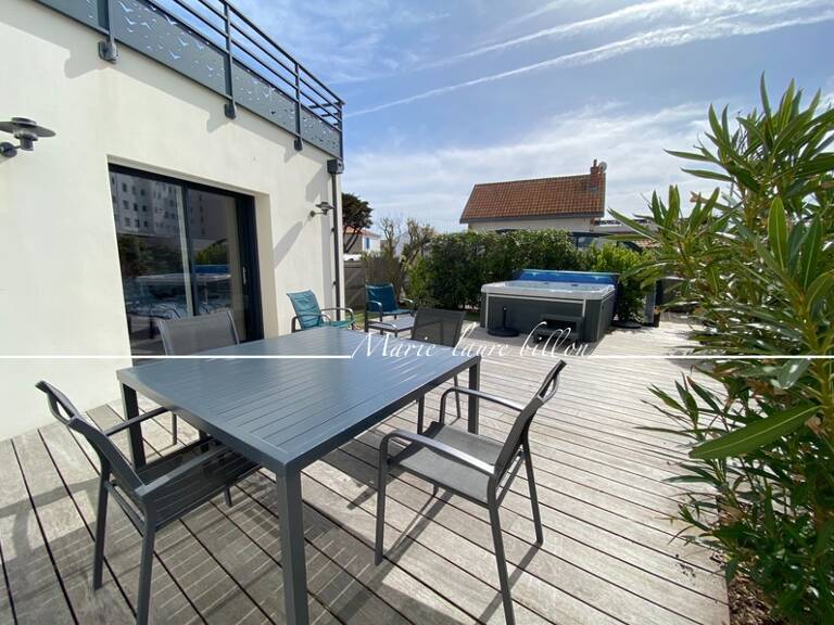 Maison à vendre 8 pièces SAINT GILLES CROIX DE VIE (85)- ensemble immobilier de 2 maisons de type 4 avec piscine jardinet stationnement — photo 1