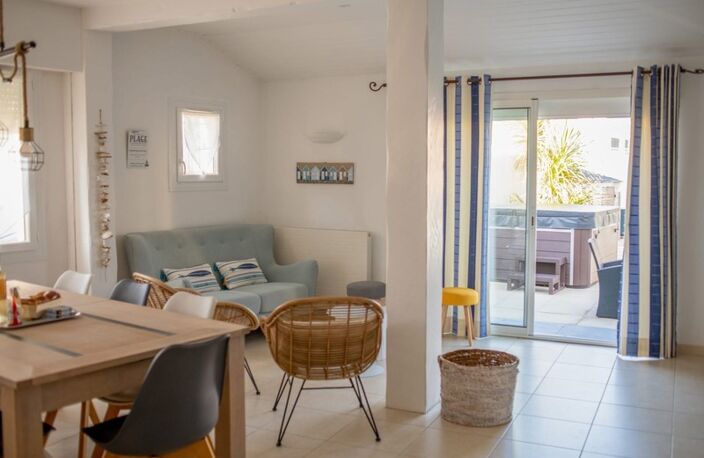 Maison à vendre 8 pièces SAINT GILLES CROIX DE VIE (85)- ensemble immobilier de 2 maisons de type 4 avec piscine jardinet stationnement — photo 4
