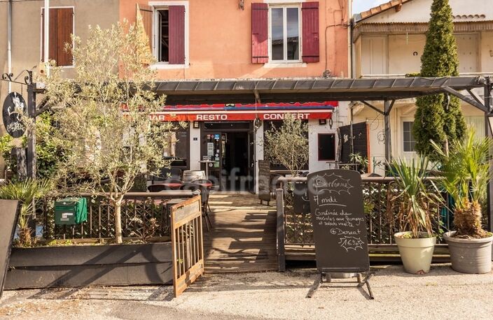 Bar restaurant à vendre Licence IV avec logement et terrasse – Lalevade d’Ardèche — photo 3
