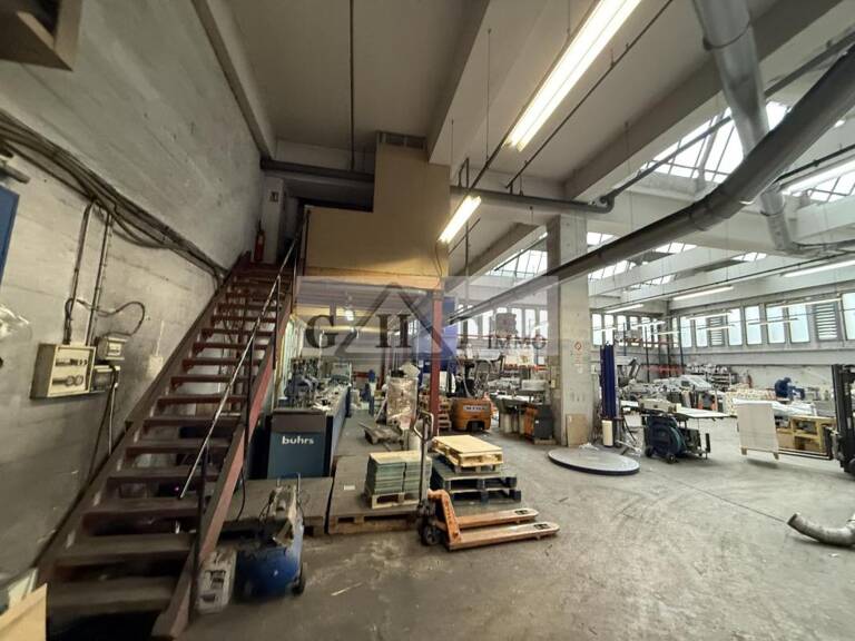 ENTREPÔT-BUREAUX de 490 M2 À LOUER SUR MONTREUIL! — photo 1