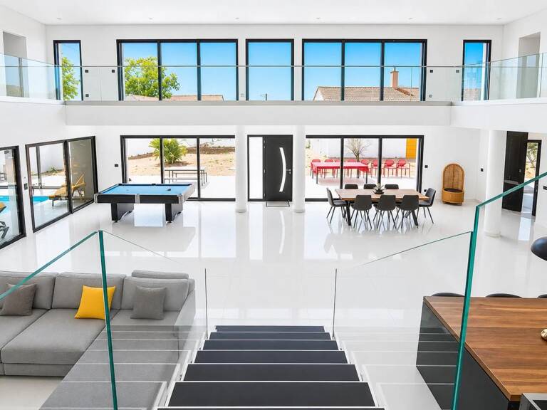 Villa unique avec piscine intérieure et porte historique — photo 1