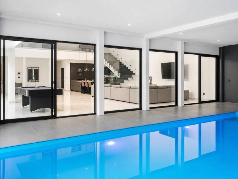 Villa unique avec piscine intérieure et porte historique — photo 1