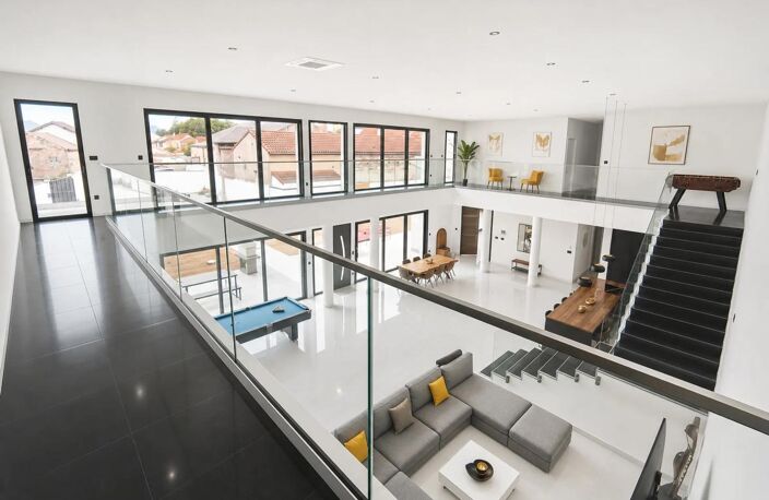 Villa unique avec piscine intérieure et porte historique — photo 3