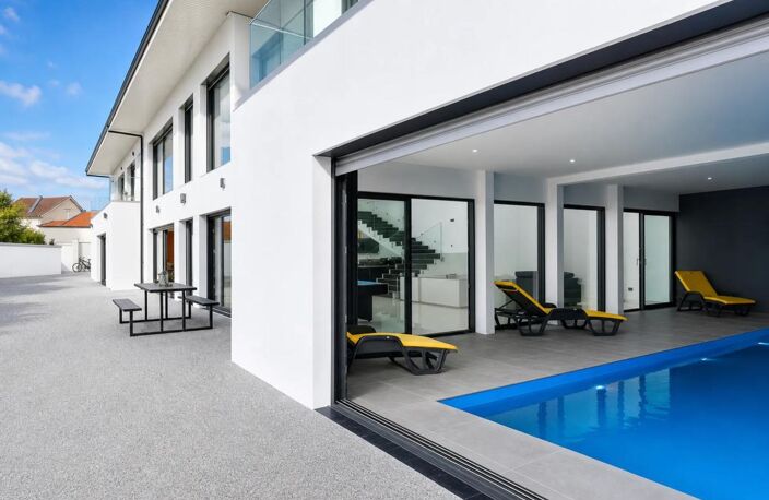 Villa unique avec piscine intérieure et porte historique — photo 4