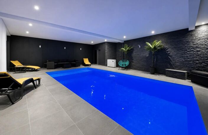 Villa unique avec piscine intérieure et porte historique — photo 5