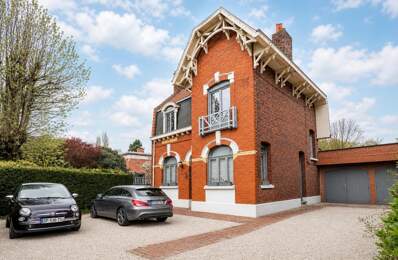 Maison spacieuse avec jardin et garages — photo du bien