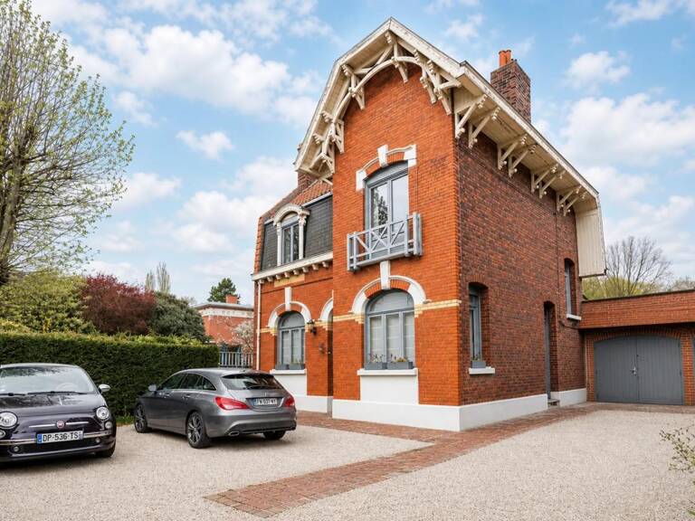 Maison spacieuse avec jardin et garages — photo 1