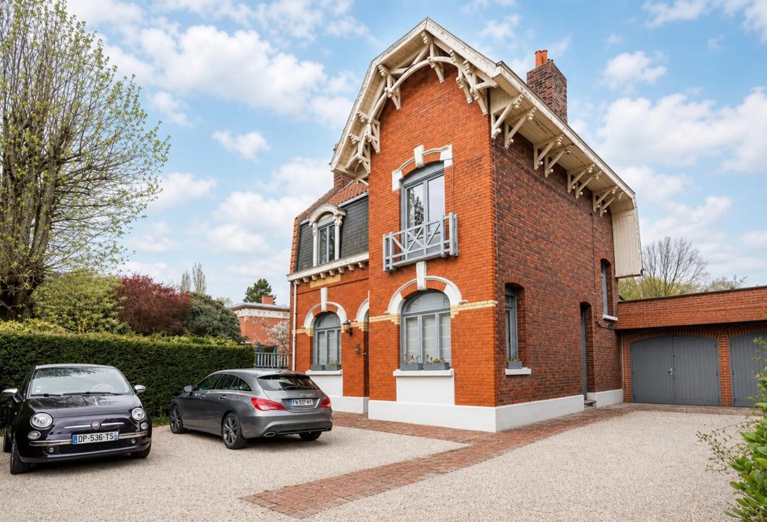 Maison spacieuse avec jardin et garages — photo 1