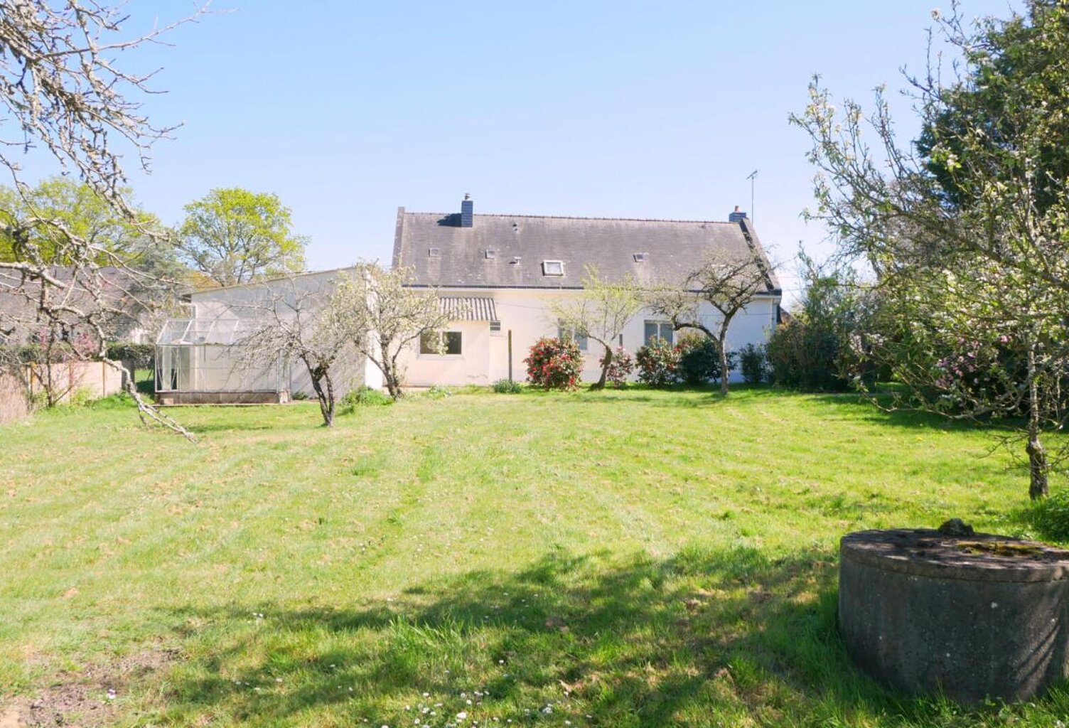 Maison à rénover - 208 m² avec dépendances sur 2100 m² de terrain - Proche commerces et écoles — photo 1