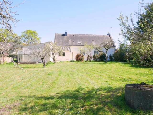 Maison à rénover - 208 m² avec dépendances sur 2100 m² de terrain - Proche commerces et écoles — photo du bien