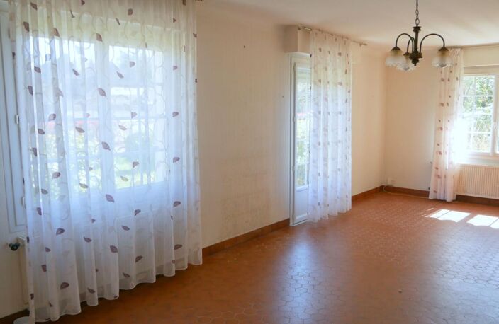 Maison à rénover - 208 m² avec dépendances sur 2100 m² de terrain - Proche commerces et écoles — photo 4