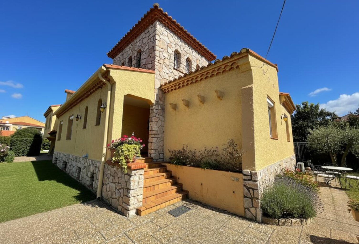 Maison Elne 10 pièce(s) 400.5 m2 — photo 1