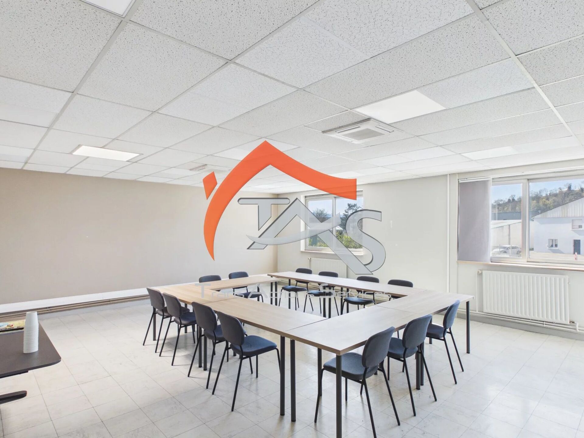 Local commercial 6 pièces 214 m² · à Saint-Priest-en-Jarez · 214 m² · 269 000 €