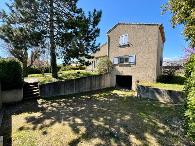 Centre ville - Villa avec 141 m2 avec jardin et sous sol com — photo du bien