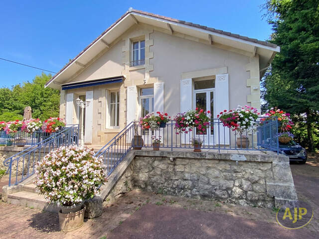 Maison de maître sur parcelle d'environ 1000m² — photo du bien