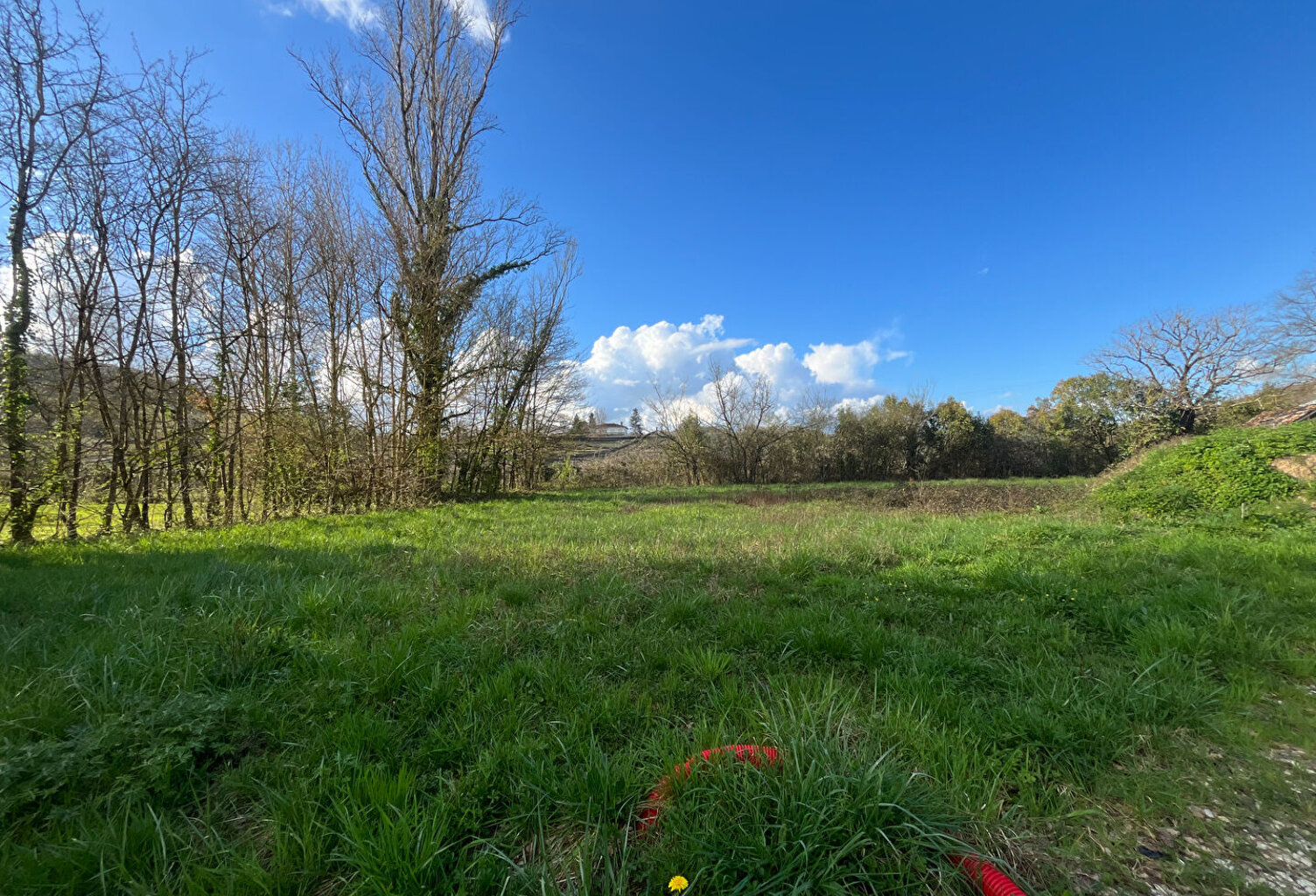 Secteur Castelmoron-sur-Lot, terrain à bâtir de 1115m2, plat, dans un environnement calme, proche des commodités. Terrain viabilisé et étude de terrain réalisée. Atouts : terrain plat, arbres à proximité, proche des commodités.  Les informations sur les r — photo 1