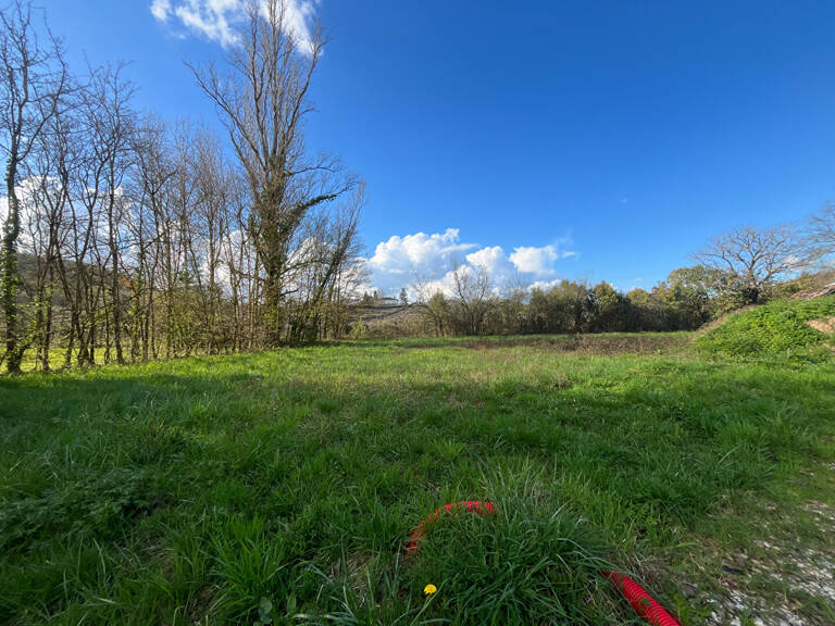 Secteur Castelmoron-sur-Lot, terrain à bâtir de 1115m2, plat, dans un environnement calme, proche des commodités. Terrain viabilisé et étude de terrain réalisée. Atouts : terrain plat, arbres à proximité, proche des commodités.  Les informations sur les r — photo 1