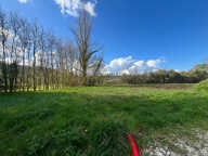 Secteur Castelmoron-sur-Lot, terrain à bâtir de 1115m2, plat, dans un environnement calme, proche des commodités. Terrain viabilisé et étude de terrain réalisée. Atouts : terrain plat, arbres à proximité, proche des commodités.  Les informations sur les r — photo 2