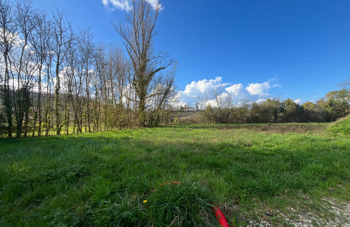 Secteur Castelmoron-sur-Lot, terrain à bâtir de 1115m2, plat, dans un environnement calme, proche des commodités. Terrain viabilisé et étude de terrain réalisée. Atouts : terrain plat, arbres à proximité, proche des commodités.  Les informations sur les r — photo 2