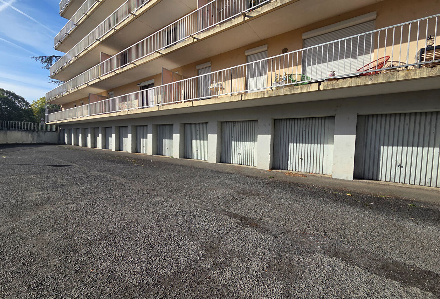 Garage à Angoulême — photo 1