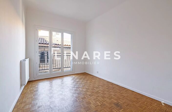 JOYAU BRUT - Appartement T3 de 74m2 - Terrasse 30m2 - 13007 SAIN — photo 3