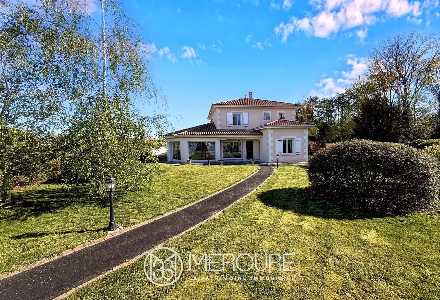 SPACIEUSE VILLA AVEC GARAGES — photo 1