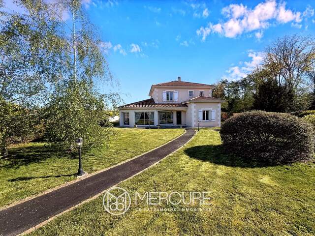 SPACIEUSE VILLA AVEC GARAGES — photo du bien