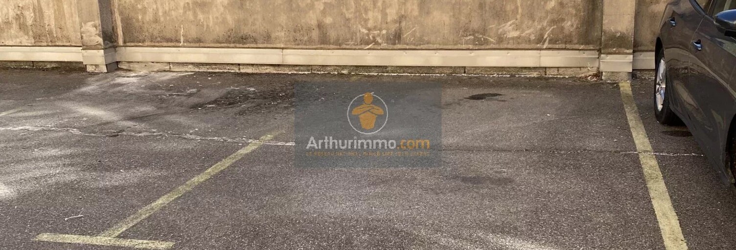 Garage   m² à louer à Apt (84400)