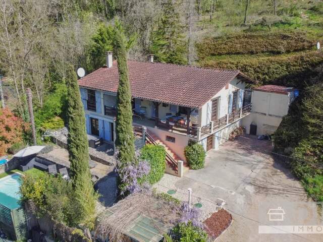 Spacieuse maison avec piscine et jardin — photo du bien