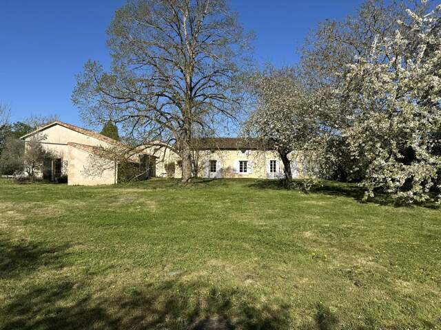 Belle propriété de 290 m² avec piscine à La Chapelle-Moulière — photo du bien