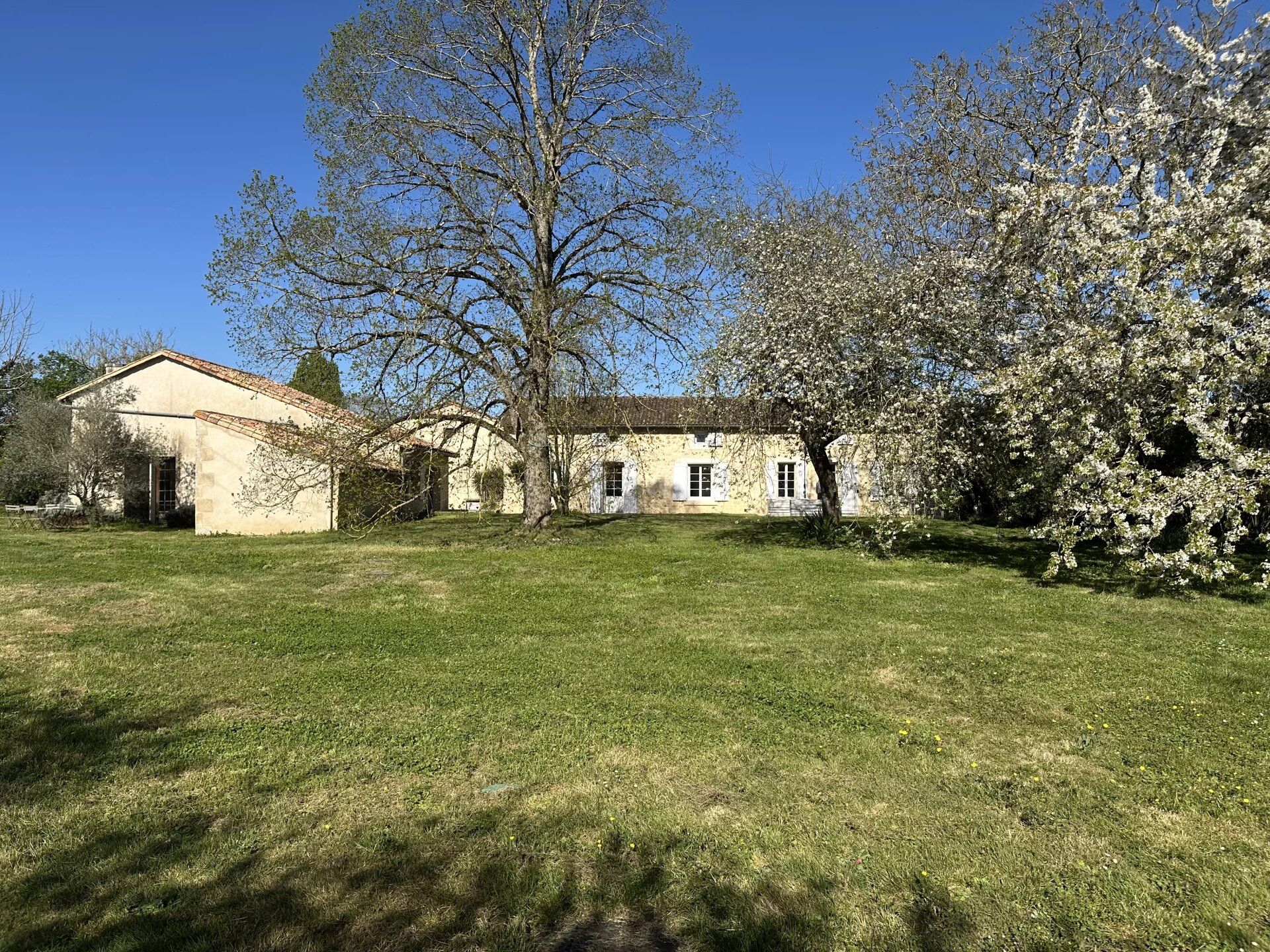 Maison 290 m² · à La Chapelle-Moulière · 290 m² · 395 000 €