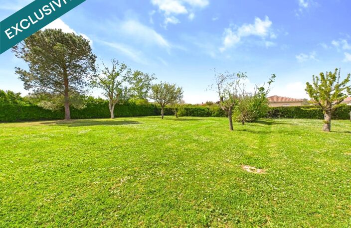 Magnifique Terrain Plat, Viabilisé et Arboré de 720m2 avec Garage!!! — photo 3