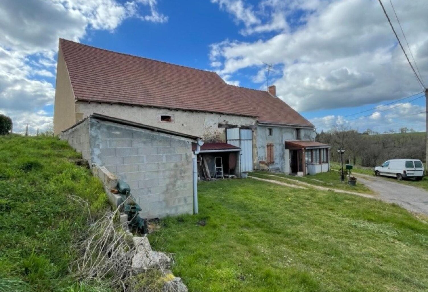 Au cœur de l'Allier, à Murat, venez découvrir cette maison de campagne pleine de potentiel ! — photo 1