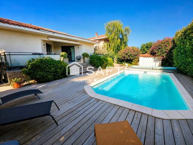 Maison d'habitation 4 faces, de type T6, comprenant 5 chambres, 4 salles de Bains, 2 WC — photo du bien