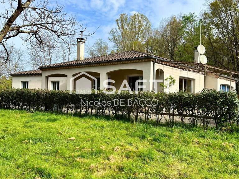 Maison de 161 m2, sur un terrain de 5430 m2 avec terrasse et piscine. — photo 1