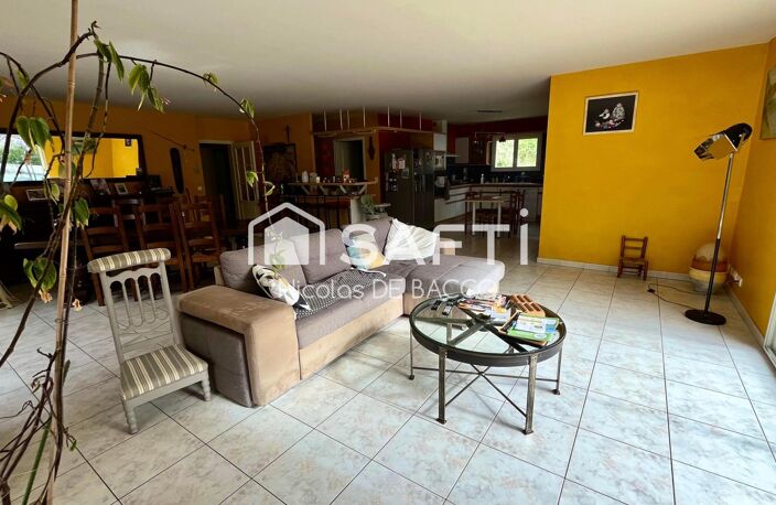 Maison de 161 m2, sur un terrain de 5430 m2 avec terrasse et piscine. — photo 4