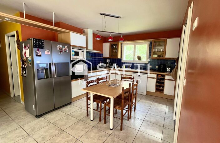 Maison de 161 m2, sur un terrain de 5430 m2 avec terrasse et piscine. — photo 5