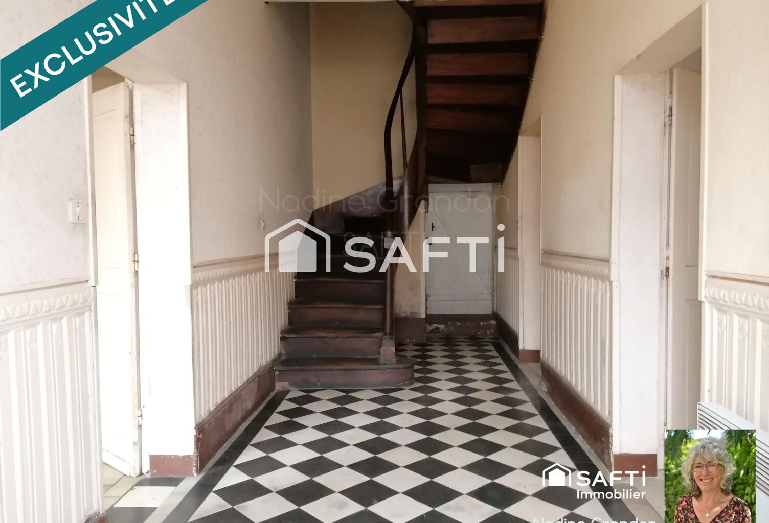 Idéalement placée, maison avec cour et garage — photo 1