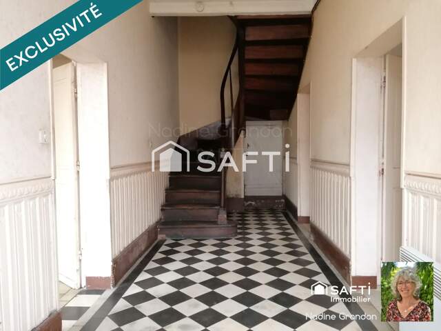 Idéalement placée, maison avec cour et garage — photo du bien