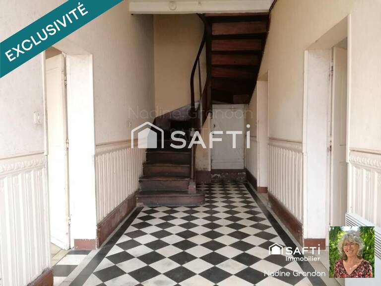 Idéalement placée, maison avec cour et garage — photo 1
