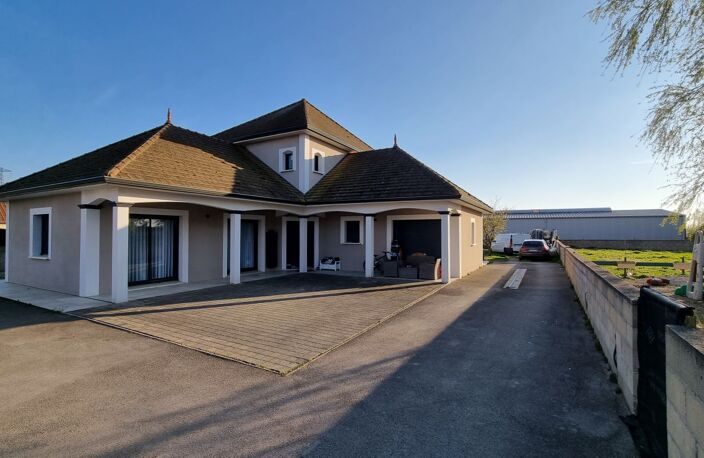 Villa — photo 2